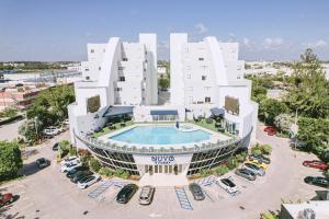 迈阿密Nuvo Suites Hotel - Miami Doral的享有酒店空中美景,设有游泳池