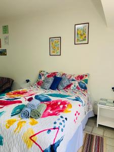 萨尔瓦多Studio perto do Cristo carnaval circuito ondina的一间卧室配有一张带五颜六色棉被的床