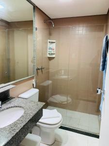 萨尔瓦多Studio perto do Cristo carnaval circuito ondina的一间带卫生间和玻璃淋浴间的浴室