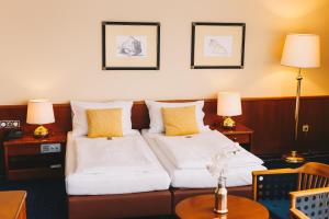 克尼特尔费尔德Paul's Hotel的酒店客房设有沙发和桌子