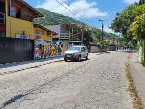 弗洛里亚诺波利斯Morada Vó Rita的一辆小汽车,沿着一条有墙的街道行驶