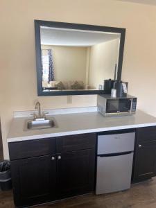 达拉姆杜克大学旅馆的厨房柜台设有水槽和镜子