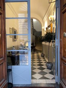 佛罗伦萨Residenza dei Pucci的通往走廊的门,走廊铺有瓷砖地板
