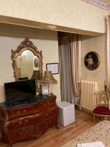 伊塞尔尼亚Antica Dimora Isernia的一间带梳妆台和镜子的客厅