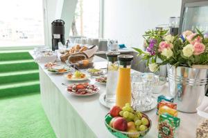 明斯特Flowers Hotels的自助餐,包括食物、饮料和鲜花