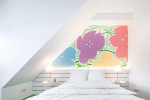 明斯特Flowers Hotels的卧室的墙上挂着花卉壁画