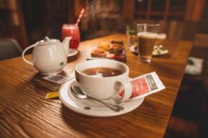 皮奇勒姆Hotel Mar & Vino的木桌边的咖啡和饮料