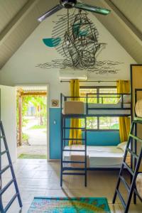 普拉纳维瑙Selina Playa Venao的客房设有双层床和带壁画的天花板。