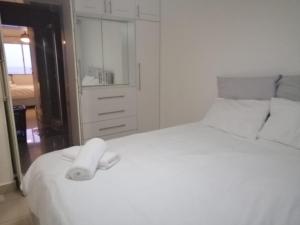 韦斯特布鲁克Beachfront - 34 Blue Largo的卧室配有白色的床和毛巾