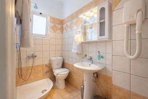阿齐欧斯·贡多斯Sea Breeze Hotel & Apartments的浴室配有卫生间、盥洗盆和淋浴。