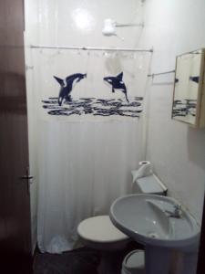 乌巴图巴Excellence Apart的浴室设有水中海豚的淋浴帘