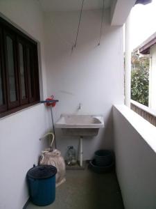 乌巴图巴Excellence Apart的窗户旁带水槽的浴室