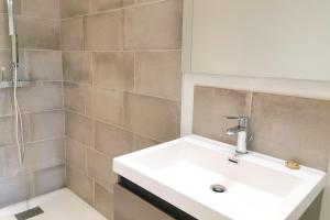 伊泽尔Lovely T2 - Proche du CHU LIMOGES的浴室配有白色水槽和淋浴。