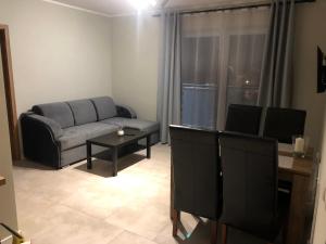 库多瓦-兹德鲁伊Apartamenty Antonio 2的客厅配有沙发和桌子