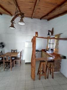 La RancheritaAlquimia en Las Cascadas的厨房以及带桌子和冰箱的用餐室