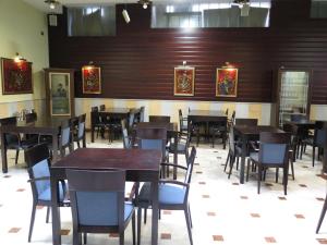 贝尔哈Hotel Don Miguel Plaza的用餐室设有木墙和桌椅