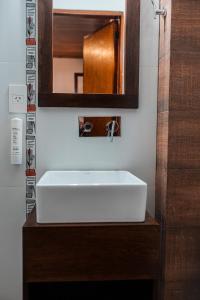 奥韦拉Hotel Cuatro Pinos的浴室设有白色水槽和镜子