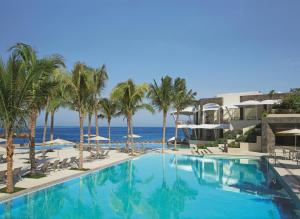 巴亚尔塔港巴亚尔塔湾私密Spa度假酒店 - 仅限成人的一座棕榈树和海洋游泳池