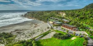 普纳凯基Scenic Hotel Punakaiki的海滩上的度假村的空中景致