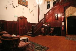 希维拉杜夫-兹德鲁伊Willa Pałacyk的一间铺有木地板并设有一个楼梯的客厅