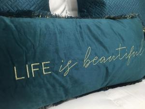 阿威罗Marquês d'Aveiro Suite的蓝色的毯子,用词说生命是美丽的