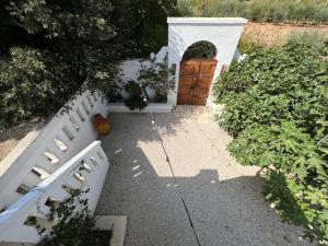 圣维托诺曼Masseria Principe di Puglia的院子内白色的栅栏和木门