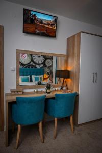 比耶利纳Studio apartmani Emili apartman br 2的客房配有一张带2把蓝色椅子的书桌