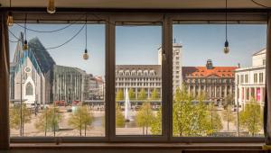 莱比锡Felix Suiten am Augustusplatz的从窗户可欣赏到城市美景