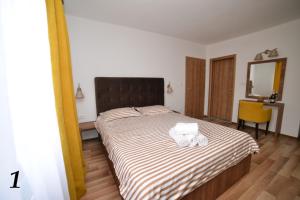 比耶利纳Studio apartmani Emili Bijeljina apartman br 1的一间卧室配有一张床,上面有两条毛巾