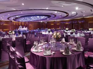 高雄城市商旅 - 真爱馆的宴会厅配有紫色的桌椅
