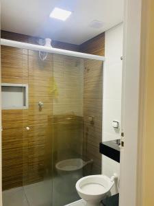 瓜鲁雅Apartamento Praia Guarujá的一间带卫生间和玻璃淋浴间的浴室