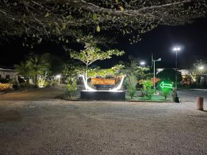 Thang Kwian凯文度假村 的公园中央的夜间标志
