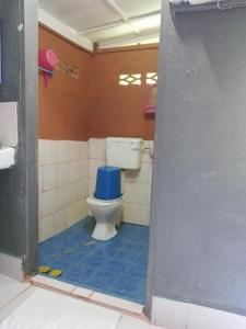 瓜拉大汉Durian Chalet的一间带蓝色座椅卫生间的浴室