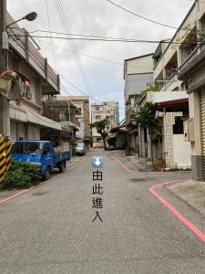 花莲市水上雅居民宿的一条在路中间有标志的街道