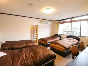 由布市金鳞湖丰国度假村的一间卧室设有两张床和窗户。