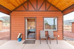 Apple ValleyGooseberry Lodges Zion National Park Area的一间小房子,配有两把椅子和一间卧室