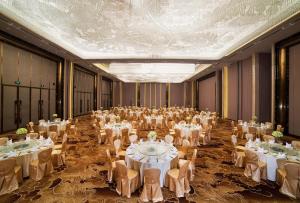 福州InterContinental Fuzhou的一个带桌椅的大型宴会厅