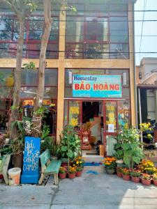 昆岛Bảo Hoàng HomeStay的前面有 ⁇ 蝠家居标志的大建筑