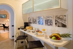 罗马罗马广场酒店 的厨房里有一个柜台,上面放着一碗水果