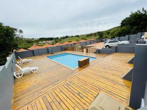 UlundiHinterland Lodge的房屋顶部带游泳池的甲板