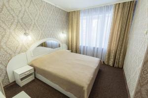 基辅米尔酒店的卧室配有白色的床和窗户。
