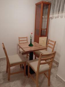 FelsőörsForrás-hegyi Apartman的一间带桌椅和橱柜的用餐室