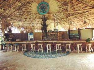 MalasnegalewewaMallara RestSafari (Cabana & Family Restaurant)的酒吧设有凳子,天花板上设有时钟