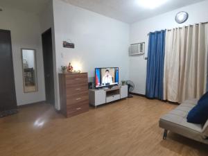 卡加盐德奥罗Room in Studio - Mesaverte Residences Afs Suites的一间带电视和沙发的客厅