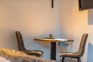 Aspang MarktLichti´s Rooms & Appartements的一张桌子,房间配有两把椅子和一张桌子