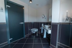 Unye阿提克酒店 的浴室配有卫生间、盥洗盆和淋浴。
