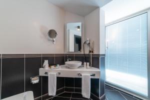 Unye阿提克酒店 的一间带水槽和镜子的浴室
