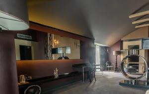 Unye阿提克酒店 的客厅配有桌子和镜子