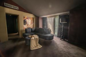 Unye阿提克酒店 的客厅配有沙发和桌子