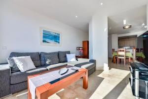 卡尔佩Villas Guzman - Apartamento Tramontana的客厅配有沙发和桌子